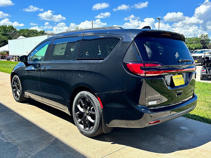 New 2026 Chrysler Pacifica Limited w/ S Appearance Package FWD image 7