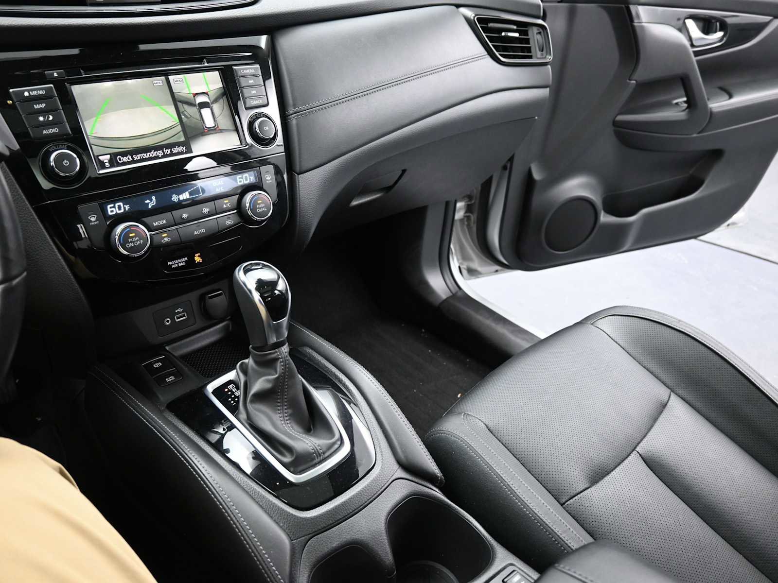 Used 2018 Nissan Rogue SL w/ Premium Package image 18