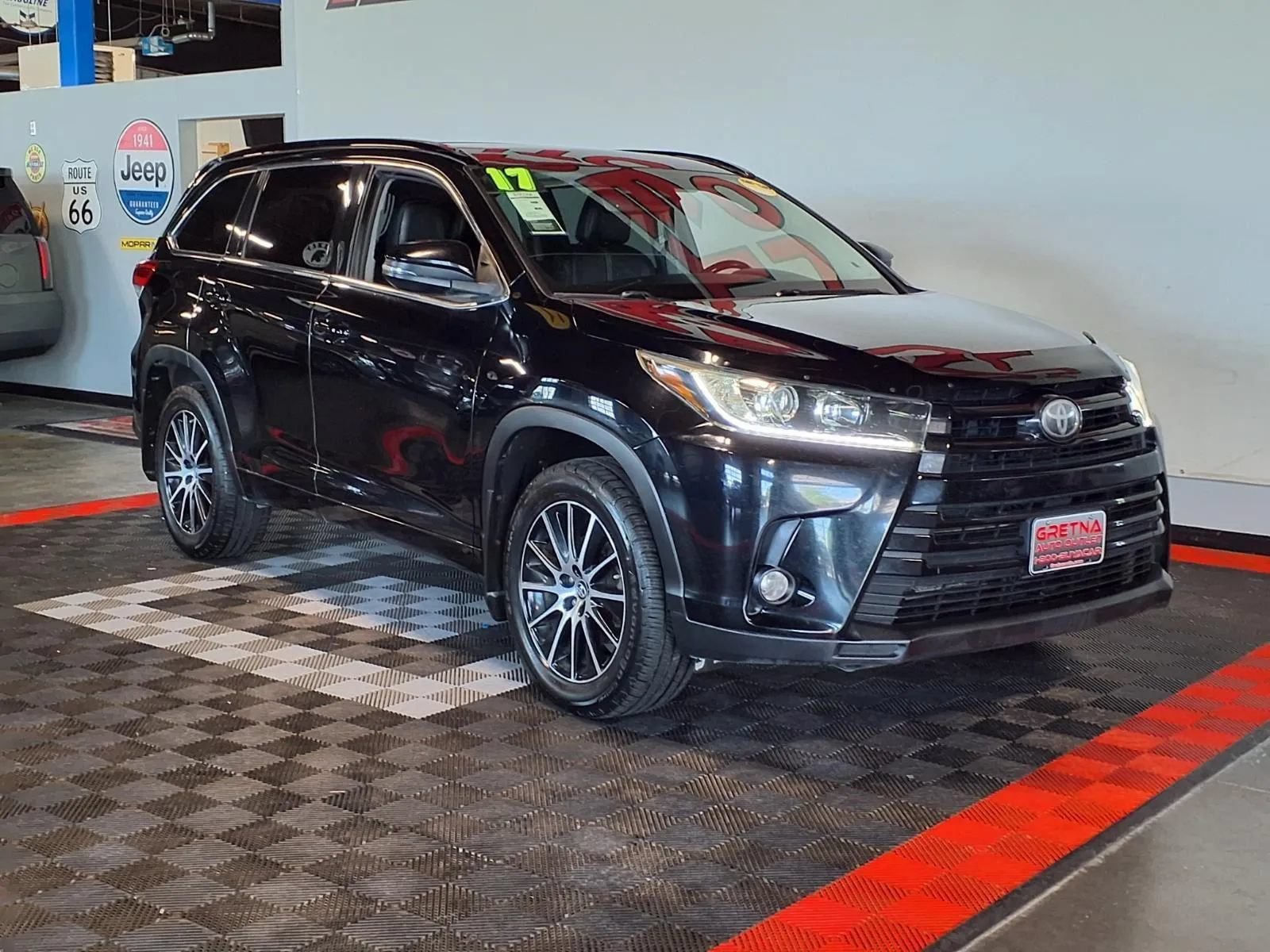 Used 2017 Toyota Highlander XLE AWD/4WD image 2