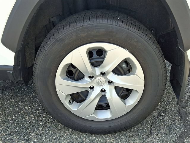 Certified 2024 Toyota RAV4 LE AWD/4WD image 5