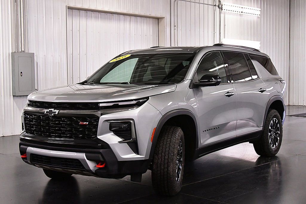 Used 2025 Chevrolet Traverse Z71 w/ Driver Confidence Package image 3