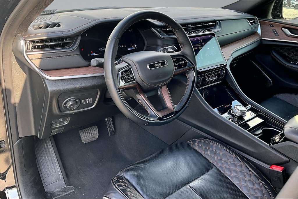 Used 2025 Jeep Grand Cherokee Summit w/ Obsidian Package AWD/4WD image 4