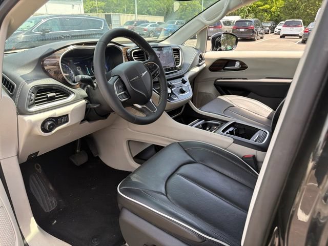 Used 2024 Chrysler Pacifica Limited w/ Trailer Tow Group FWD image 7