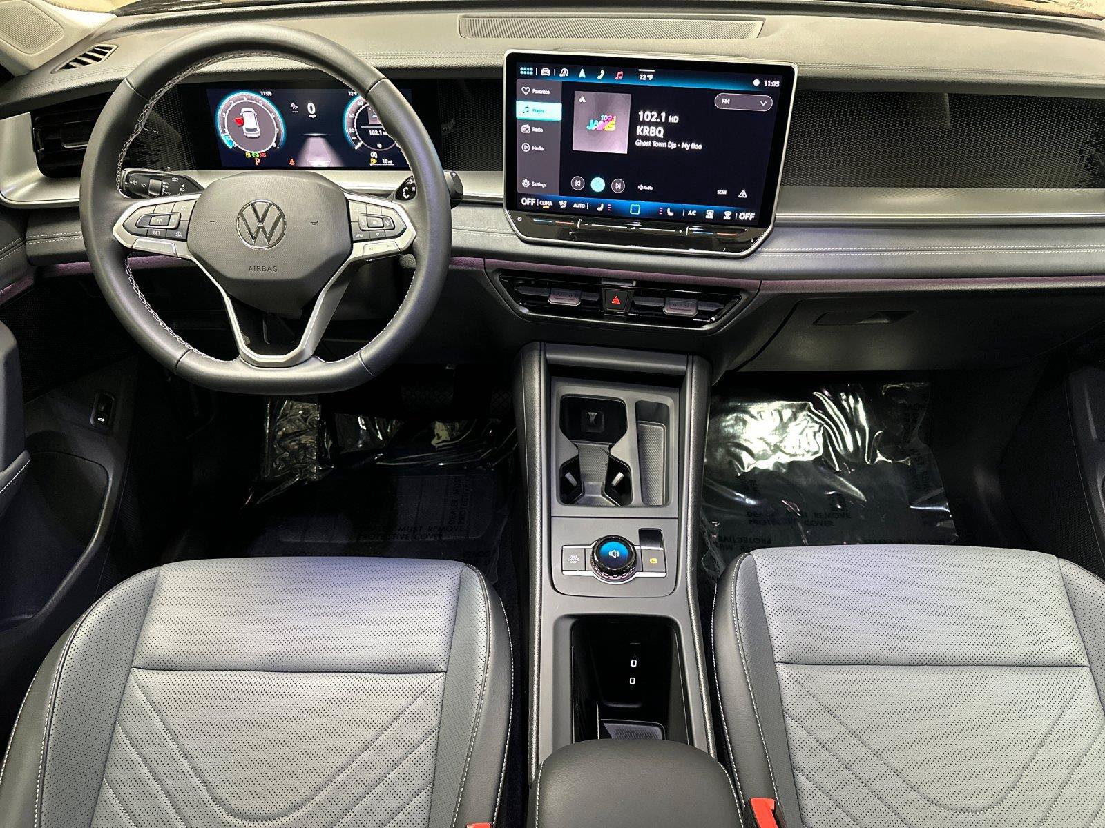 Used 2025 Volkswagen Tiguan SE w/ Panoramic Sunroof Package FWD image 12