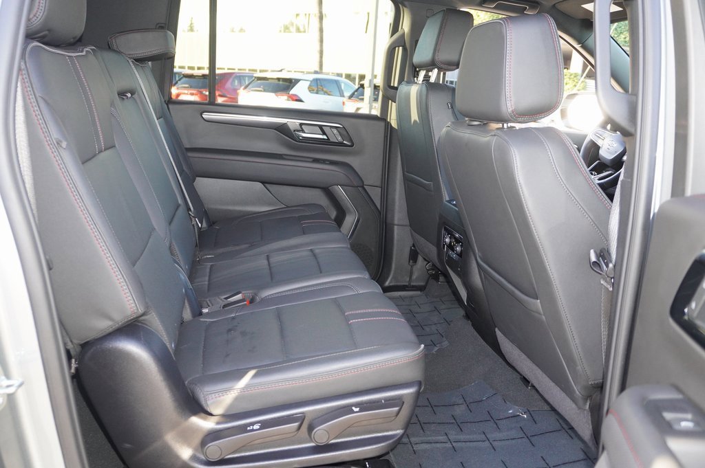 Used 2025 Chevrolet Suburban RST image 10