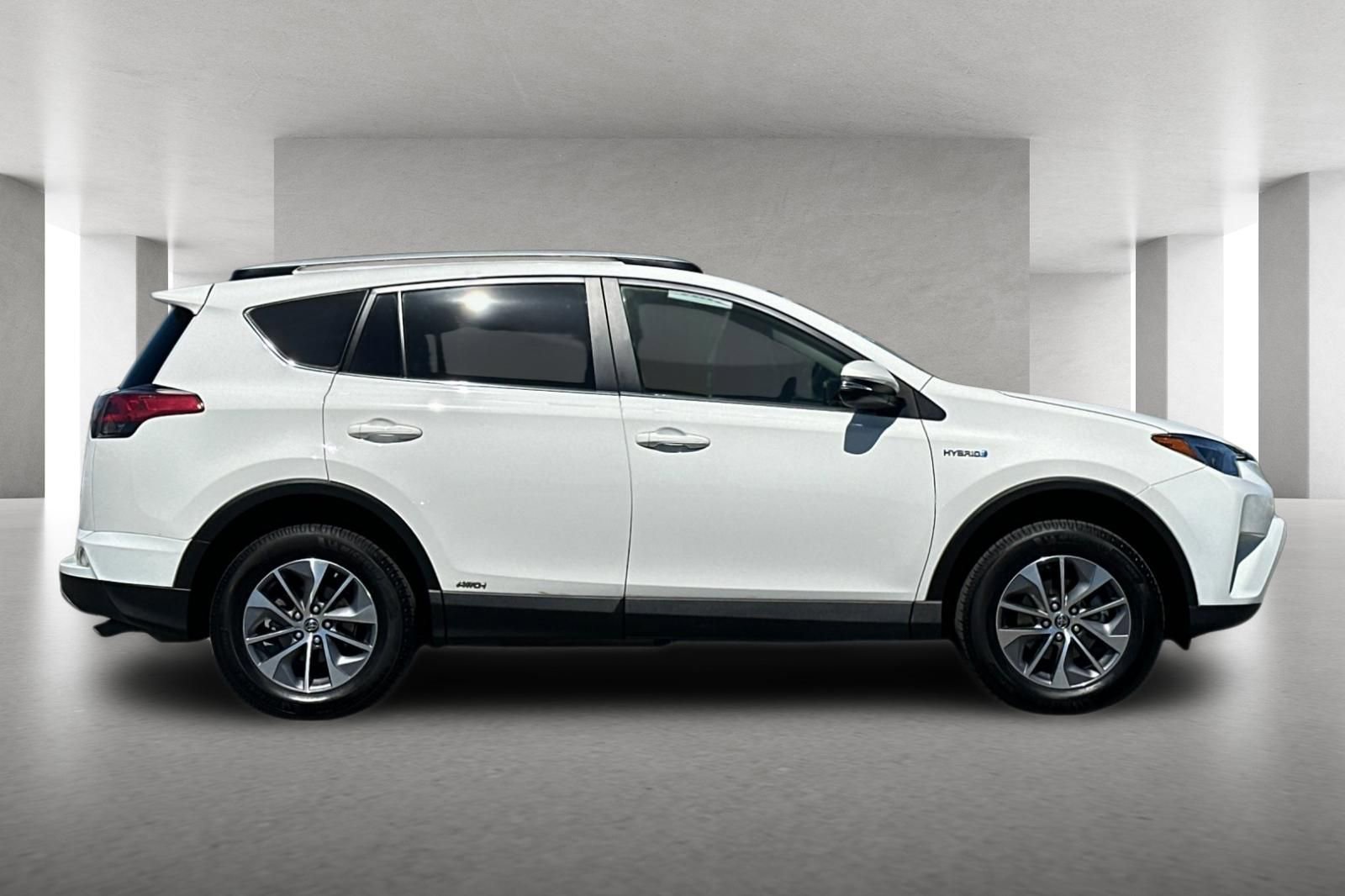 Used 2018 Toyota RAV4 LE w/ Carpet Mat Package AWD/4WD image 3