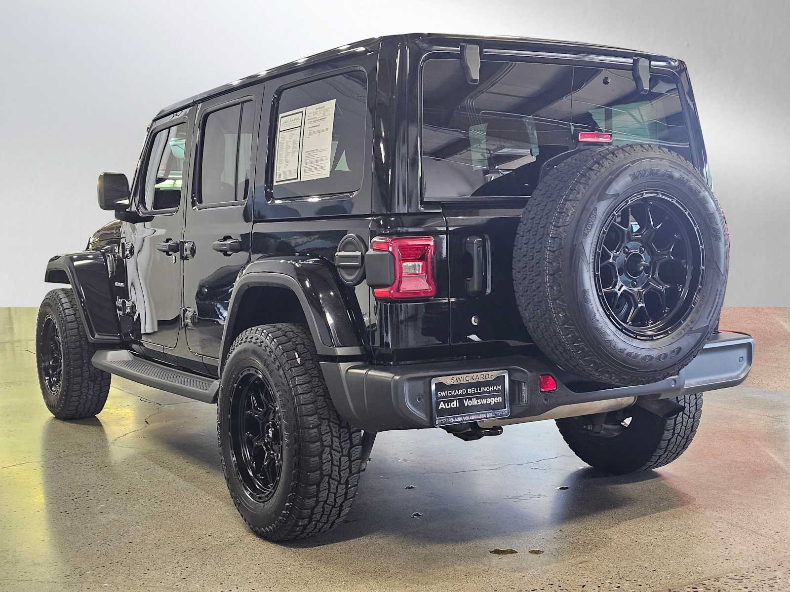 Used 2018 Jeep Wrangler Unlimited Sahara AWD/4WD image 5