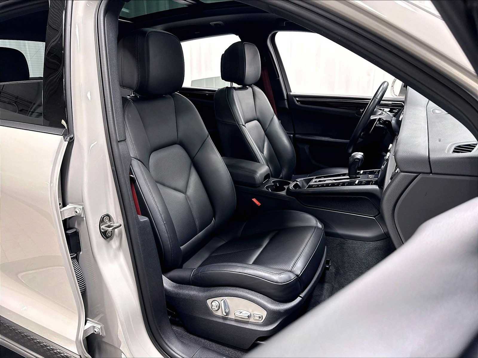 Used 2023 Porsche Macan AWD/4WD image 29