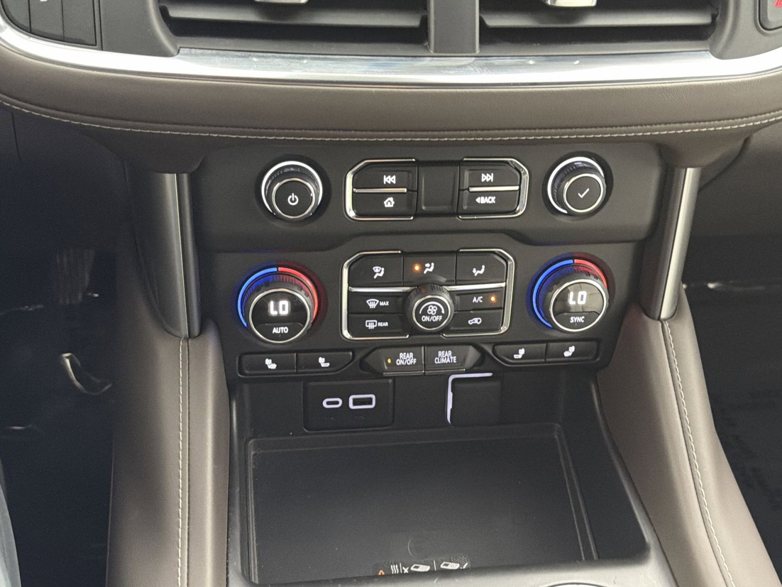 Used 2024 Chevrolet Suburban Z71 w/ Off-Road Capability Package image 21