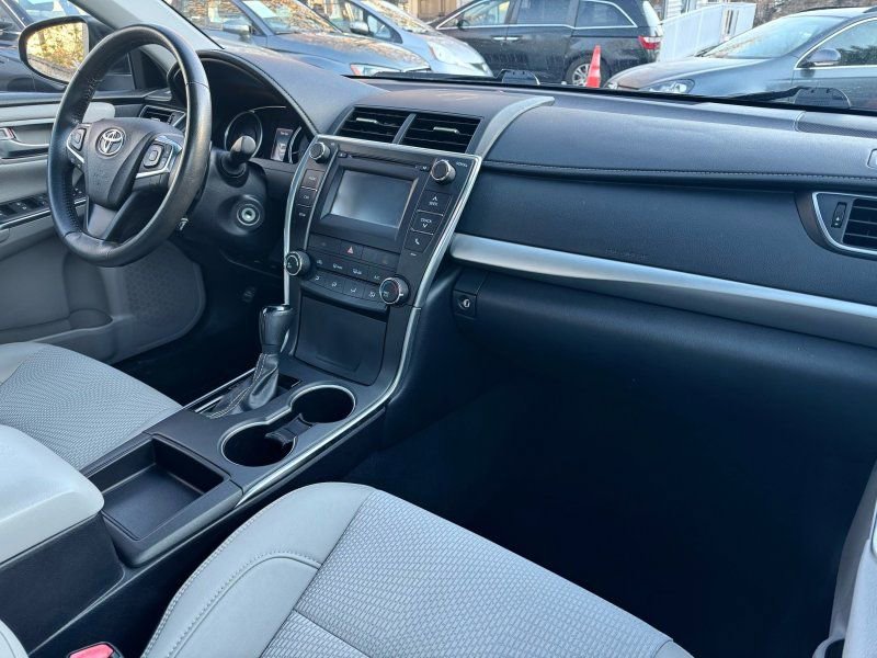 Used 2017 Toyota Camry SE image 14