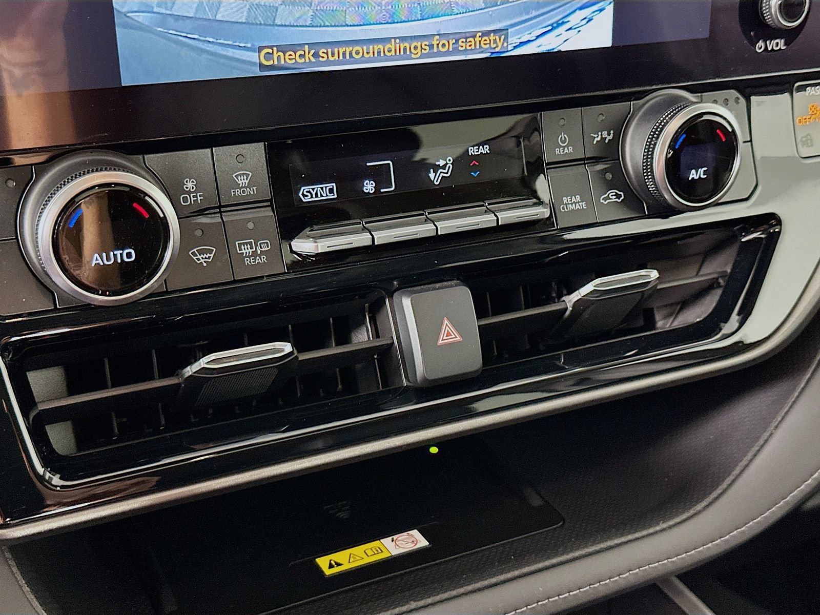 Used 2023 Toyota Highlander XLE AWD/4WD image 16