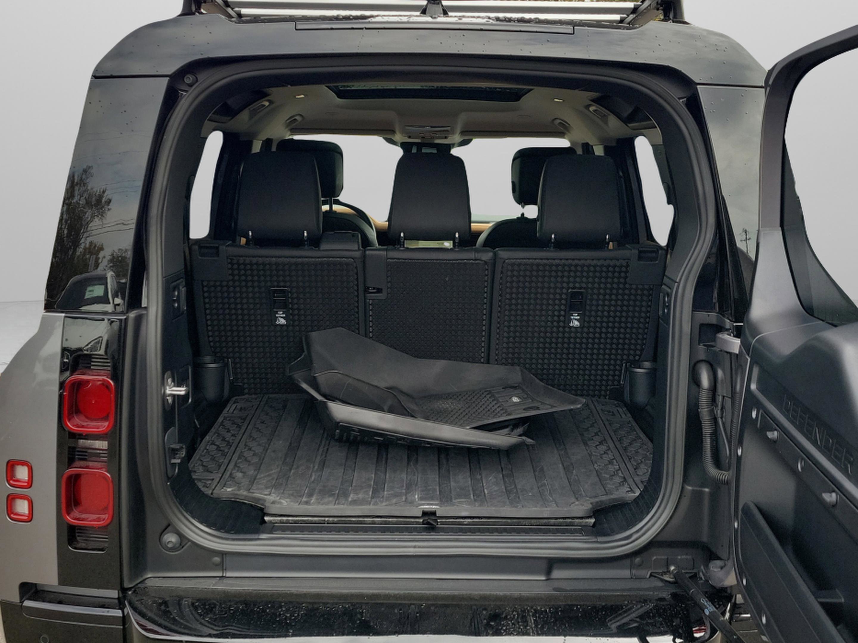 Used 2024 Land Rover Defender 110 X-Dynamic SE image 28