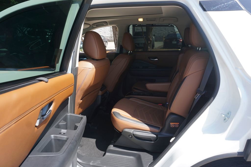 Used 2023 Nissan Pathfinder Platinum FWD image 14