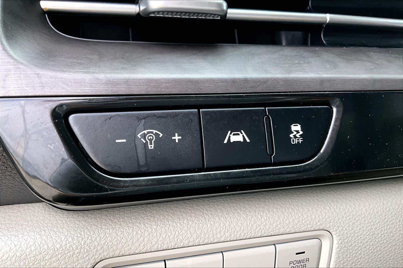 Used 2023 Kia Carnival EX FWD image 32