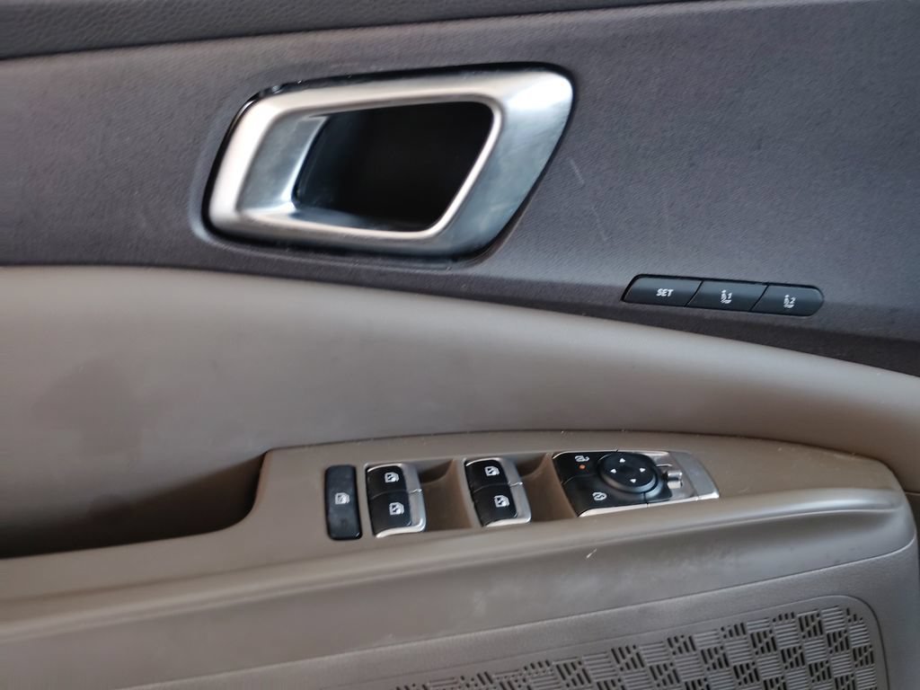 Used 2025 Kia Carnival EX FWD image 23