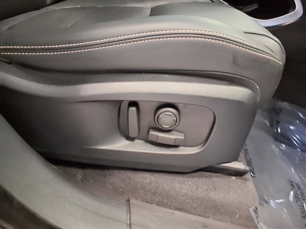 Used 2024 Jaguar F-PACE R-Dynamic S image 11