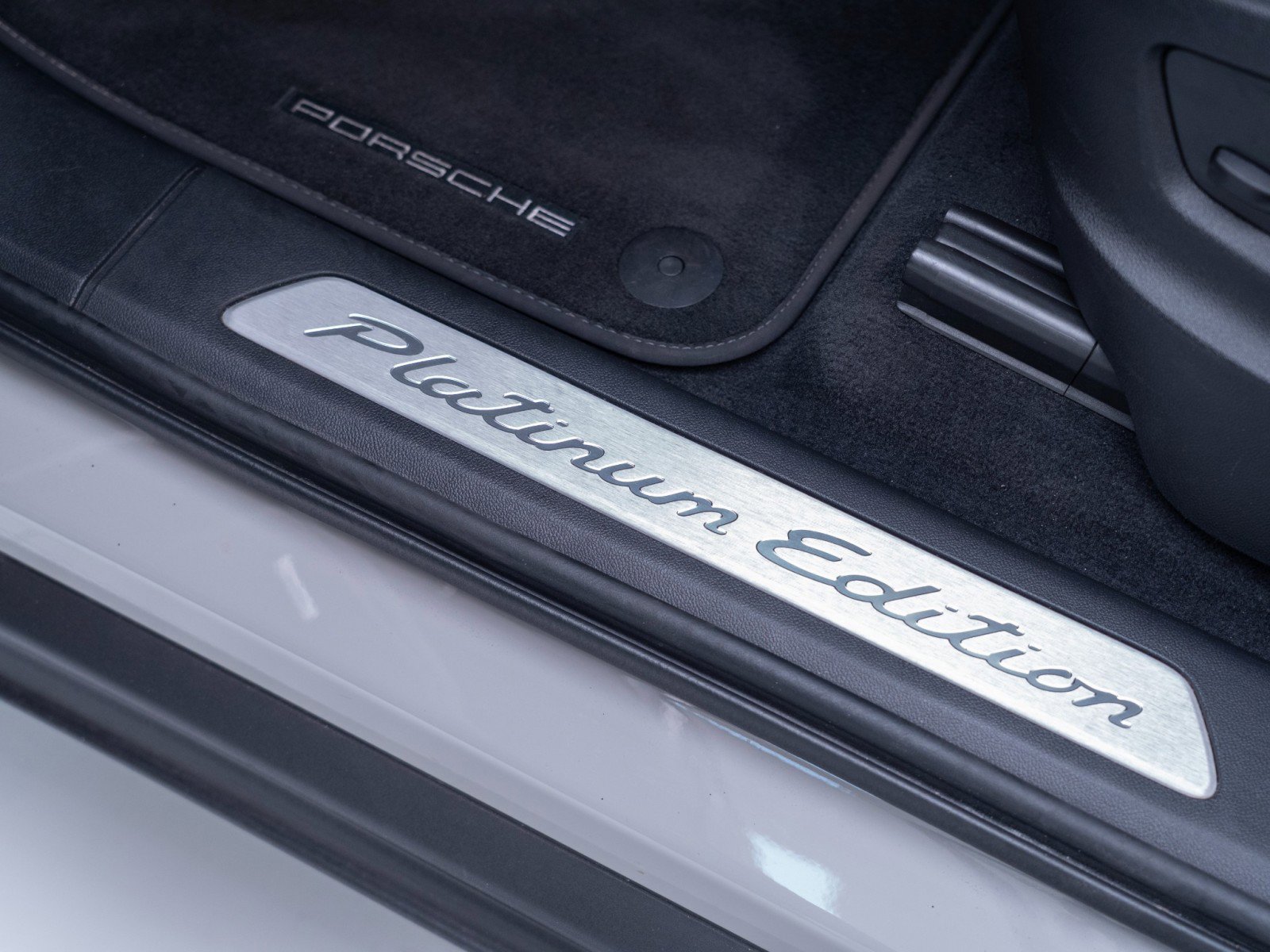 Certified 2022 Porsche Cayenne Platinum Edition image 14