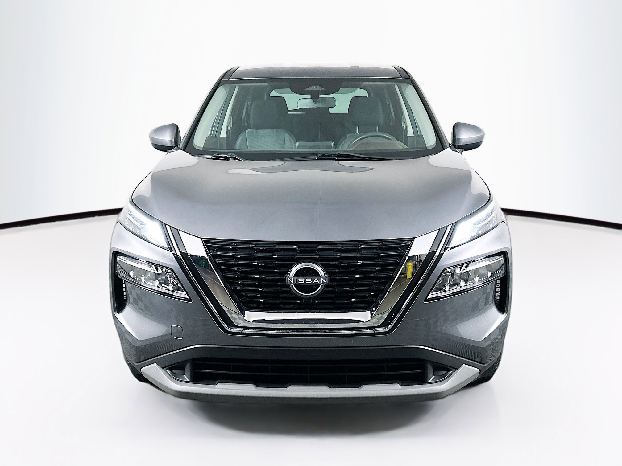 Used 2023 Nissan Rogue SV image 2