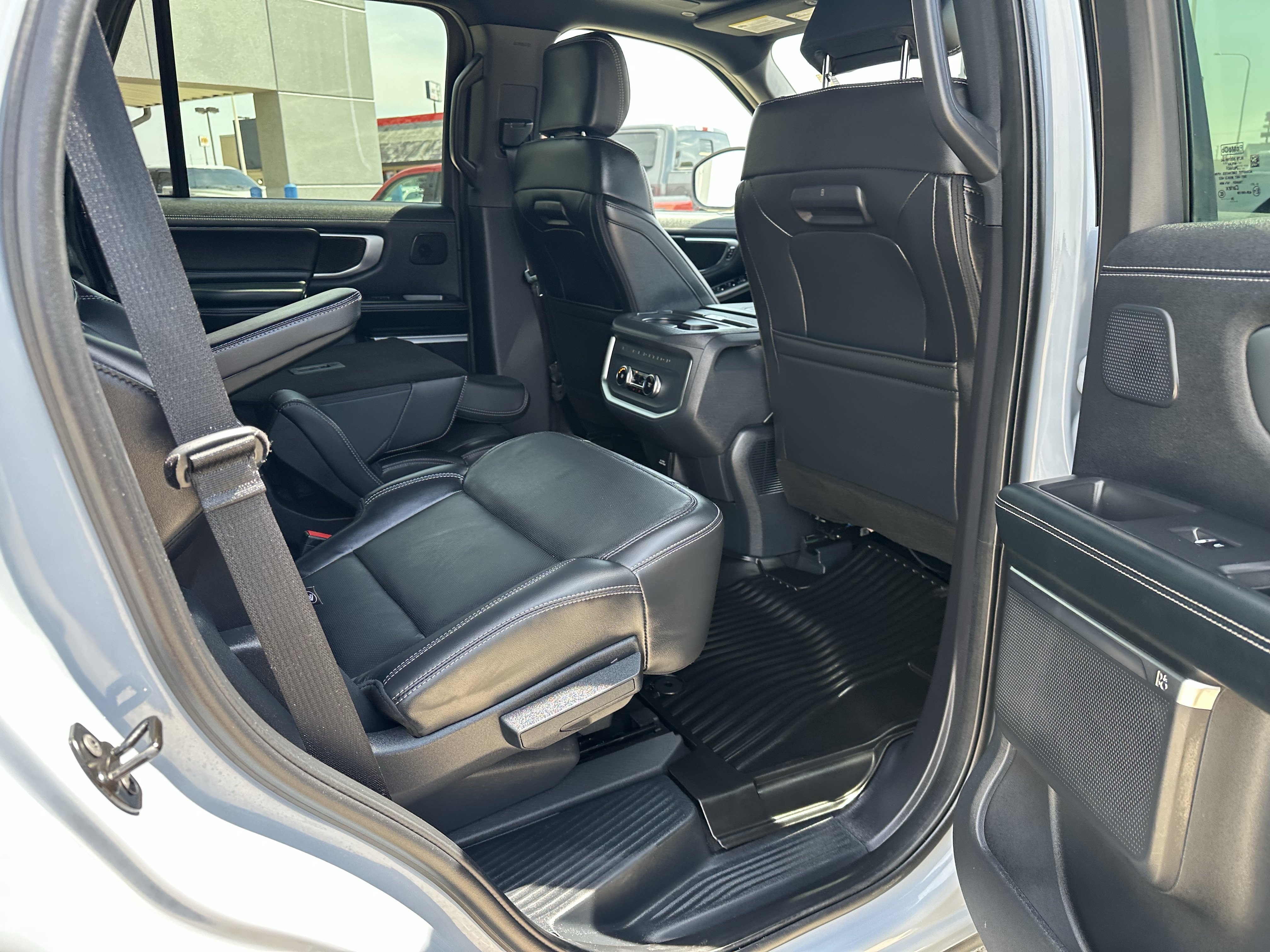 Used 2025 Ford Expedition Platinum w/ Stealth Performance Package AWD/4WD image 12