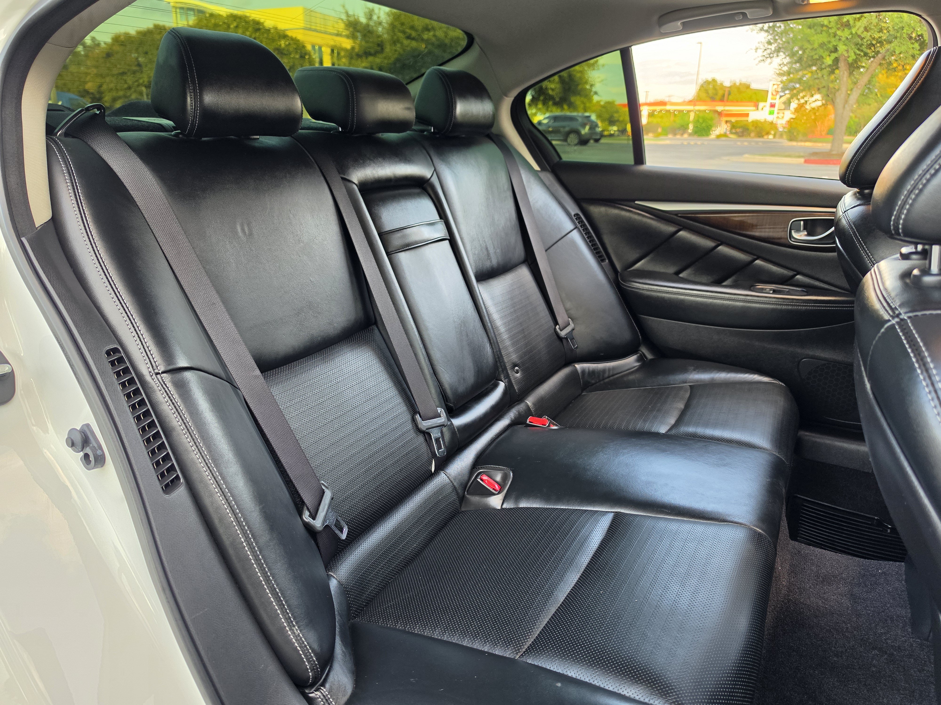 Used 2014 INFINITI Q50 Hybrid w/ Deluxe Technology Package RWD image 18