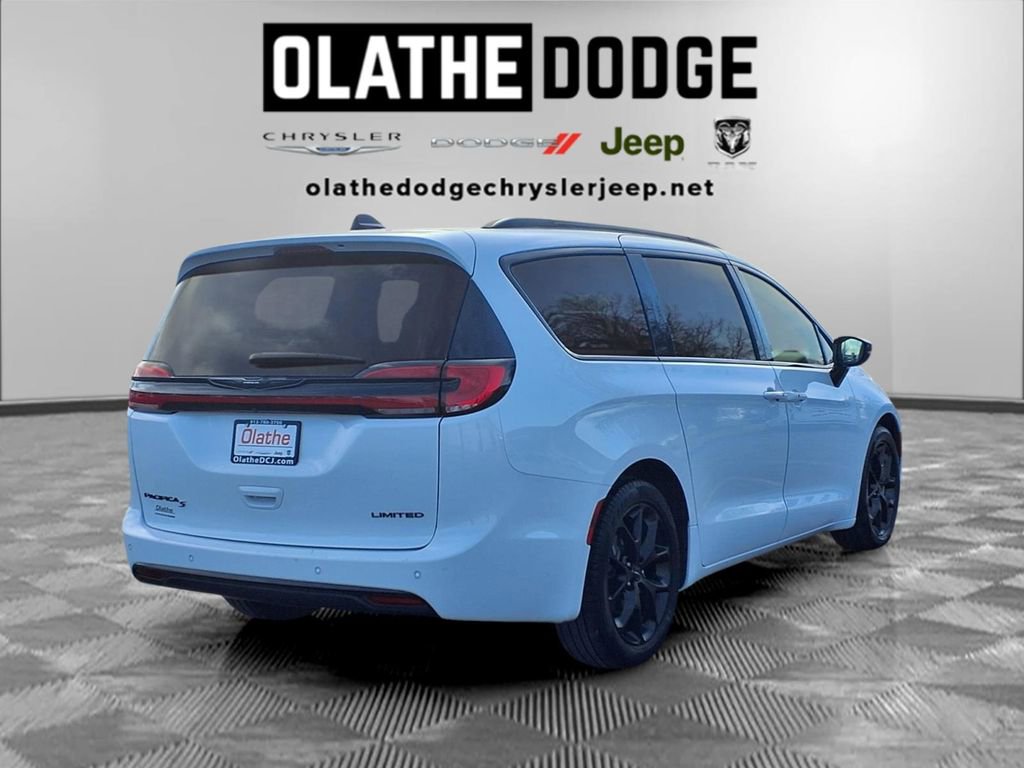Certified 2025 Chrysler Pacifica Limited image 30