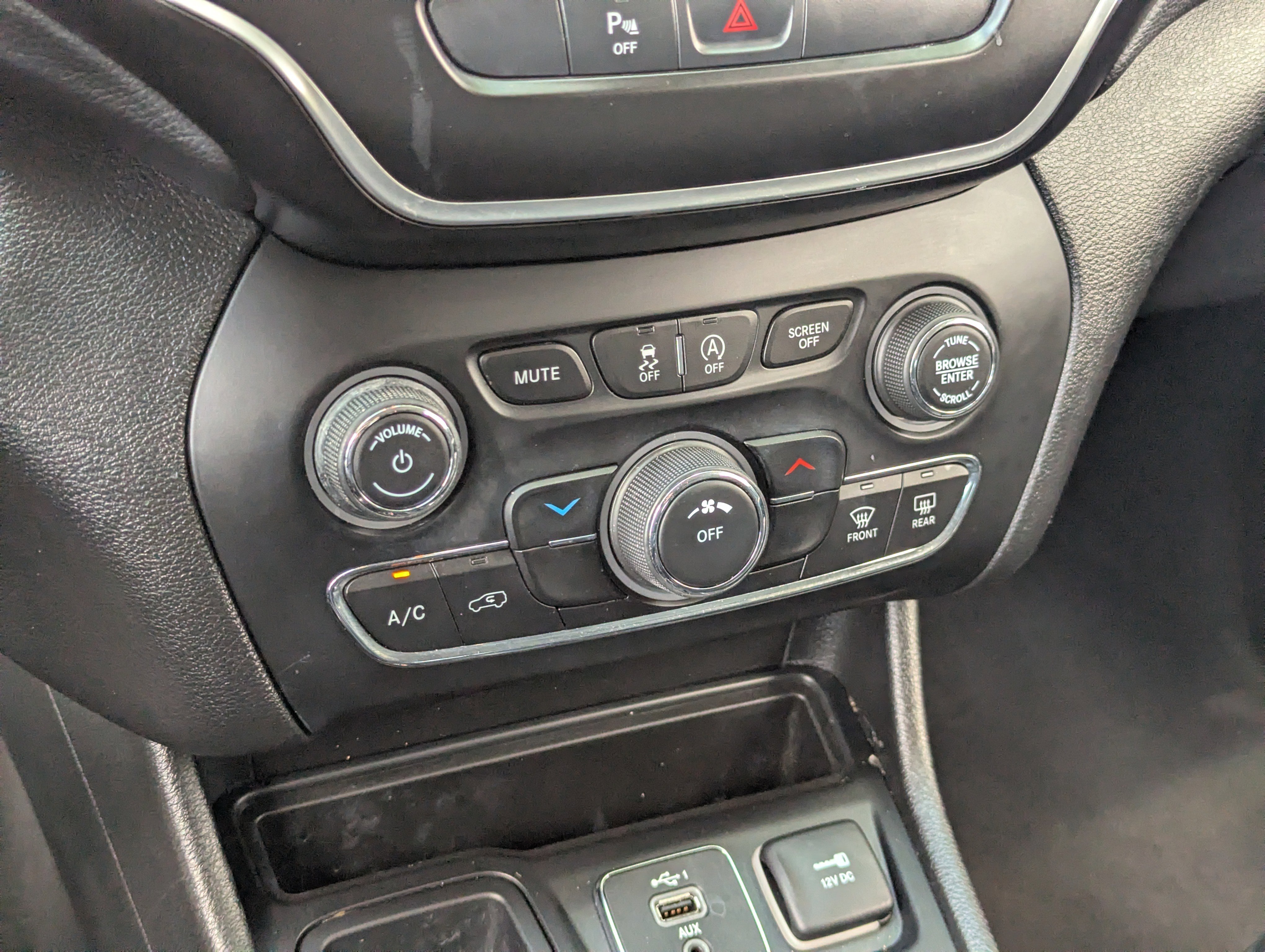 Used 2019 Jeep Cherokee Latitude Plus FWD image 25