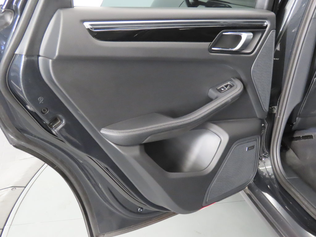 Certified 2025 Porsche Macan AWD/4WD image 46
