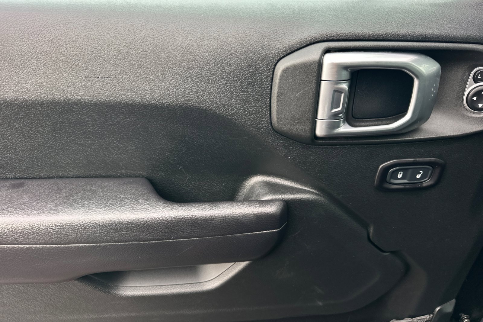 Used 2018 Jeep Wrangler Sport image 11