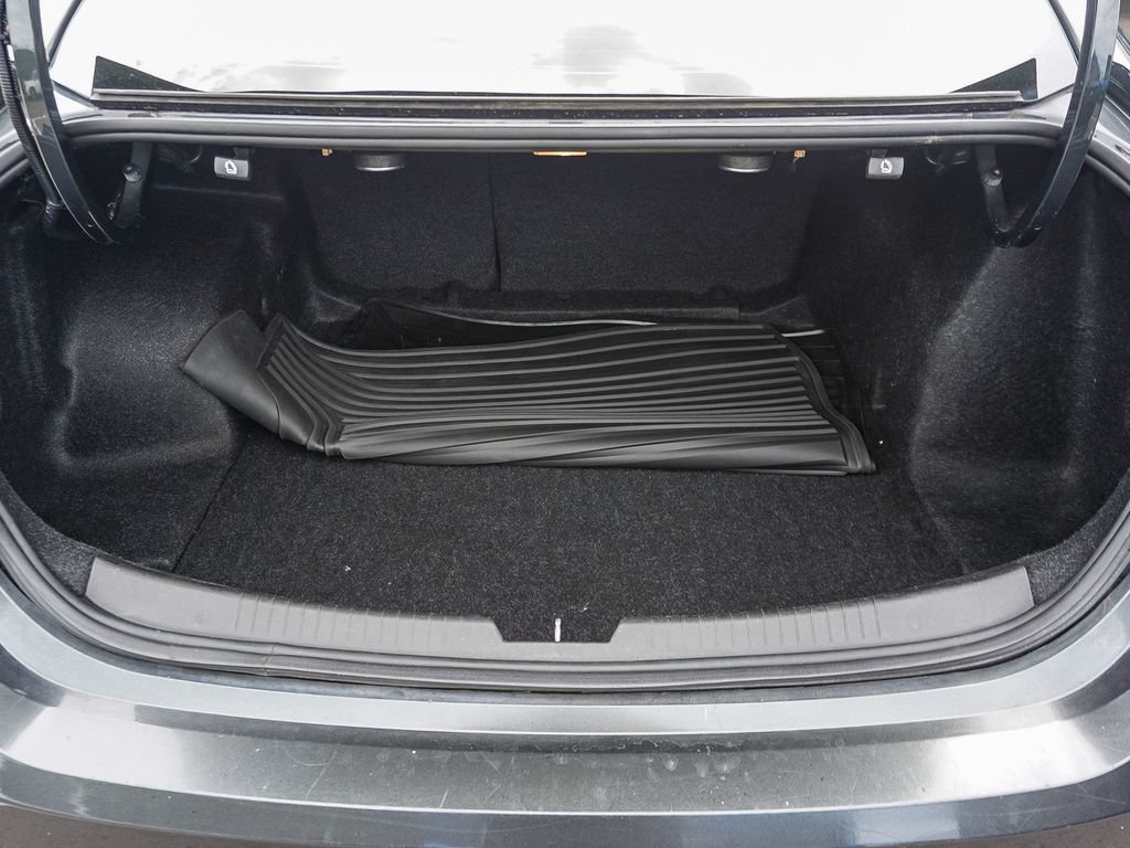 Used 2018 Chevrolet Malibu Premier w/ Premier Sun and Wheel Package FWD image 24