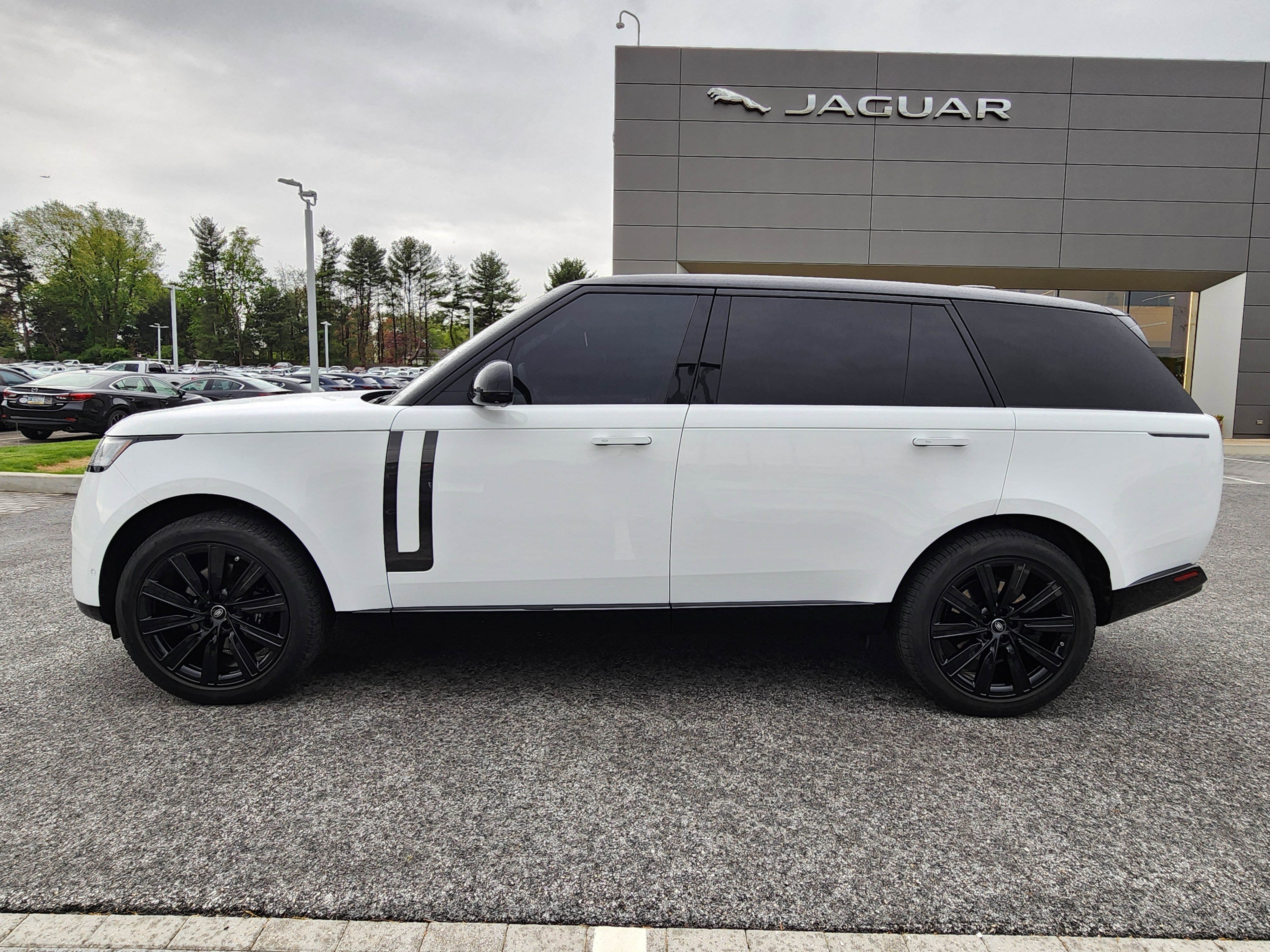 Certified 2023 Land Rover Range Rover Long Wheelbase SE AWD/4WD image 5