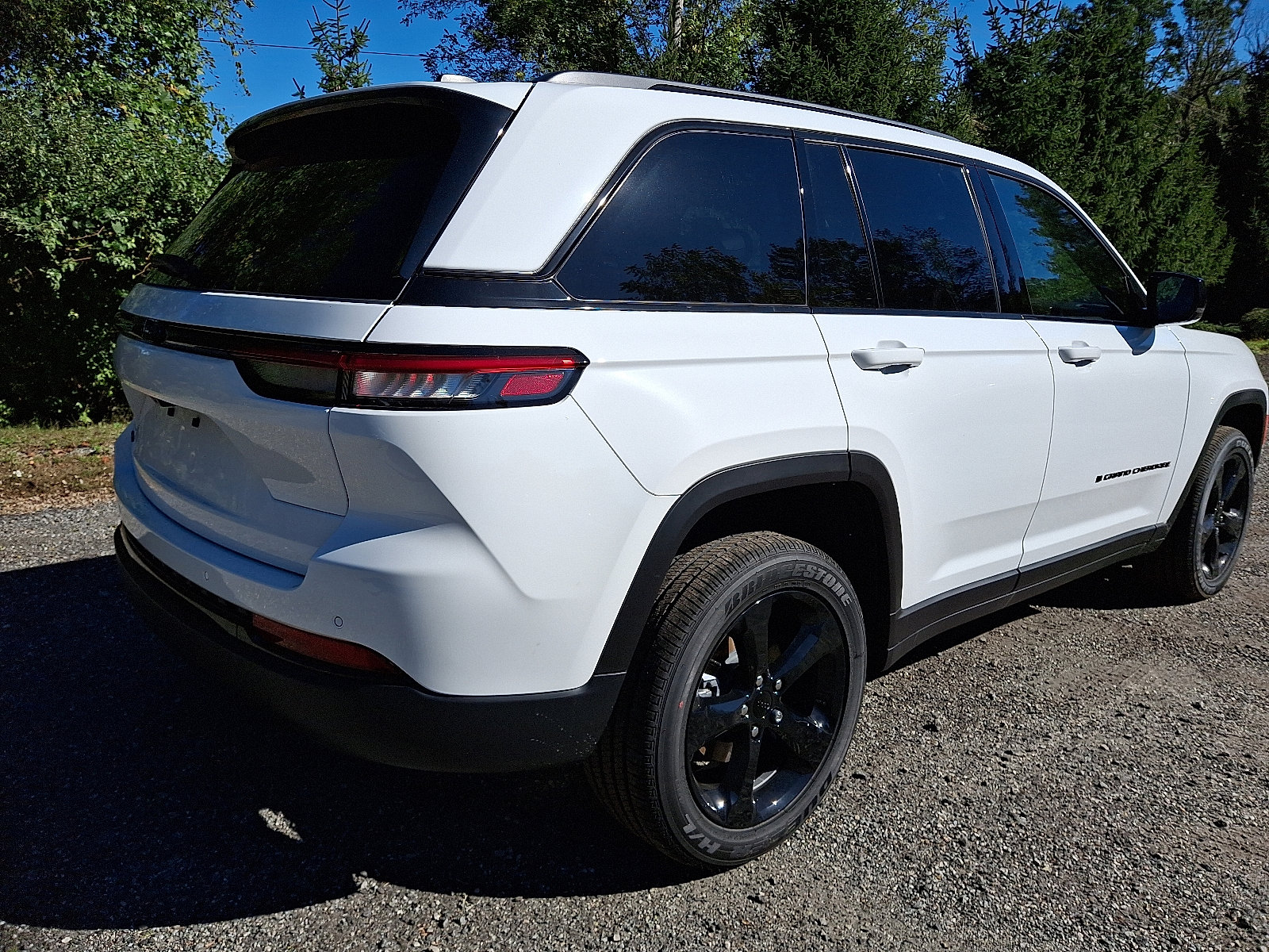 New 2025 Jeep Grand Cherokee Altitude image 4