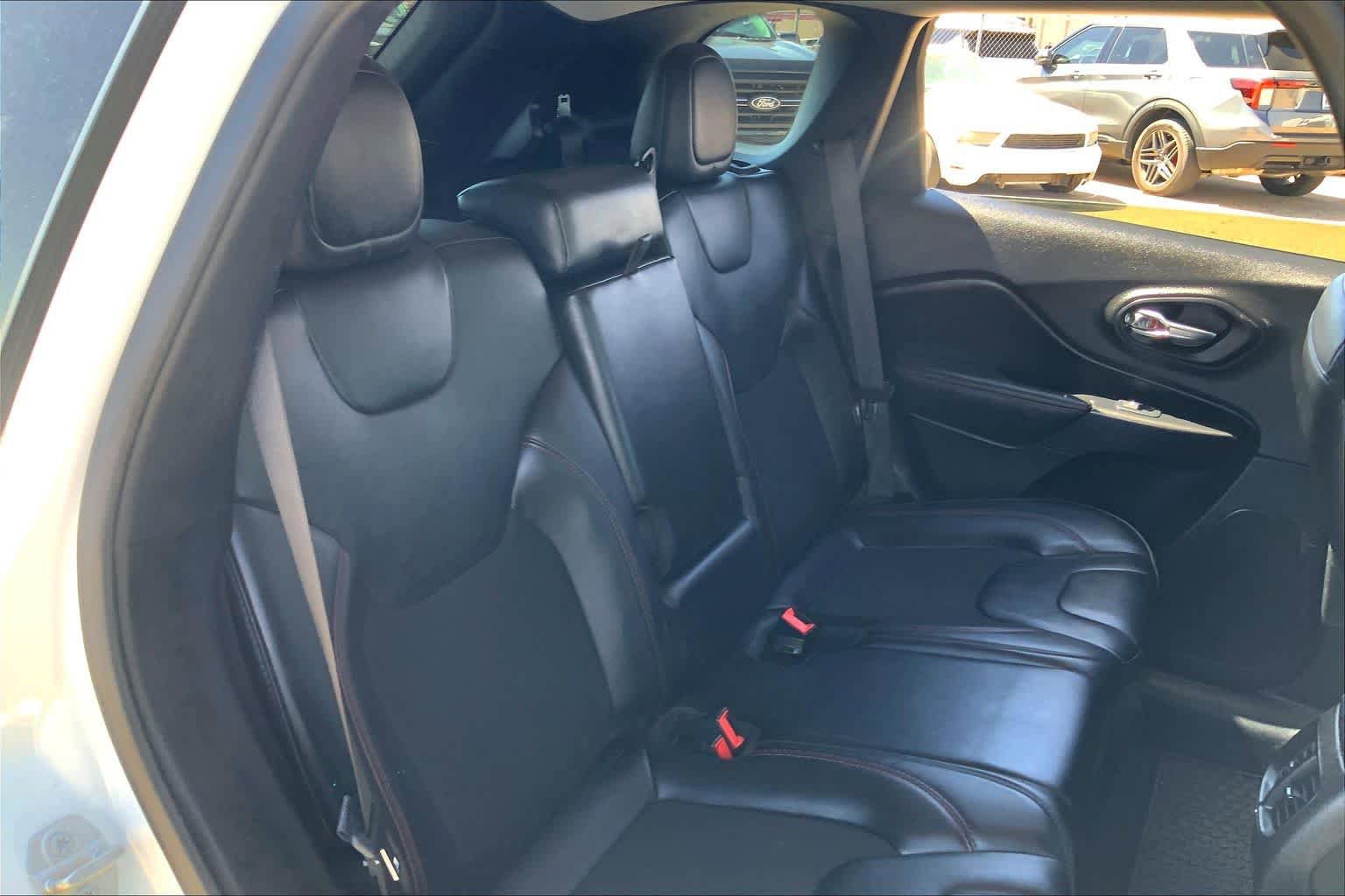 Used 2020 Jeep Cherokee Trailhawk AWD/4WD image 20