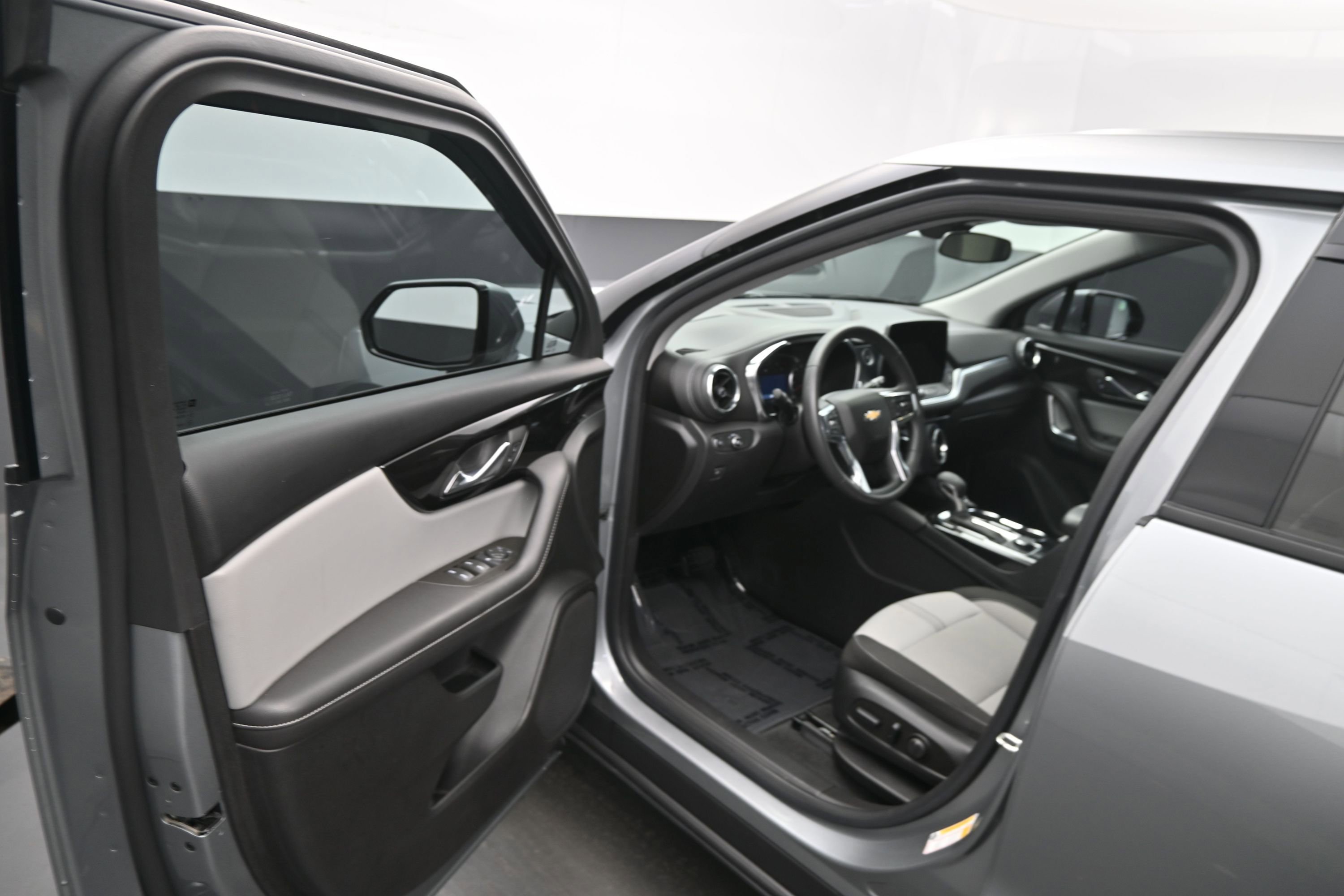 Used 2023 Chevrolet Blazer LT FWD image 18