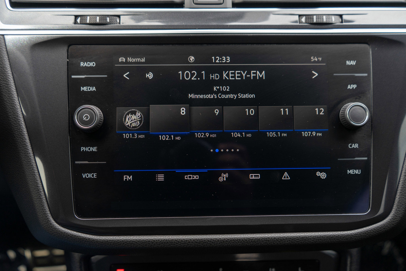 Used 2022 Volkswagen Tiguan SEL R-Line AWD/4WD image 18