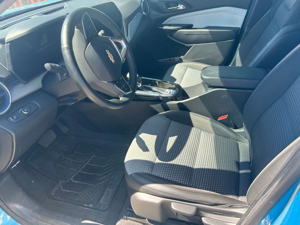 Used 2025 Chevrolet Trax LT w/ LT Convenience Package image 4