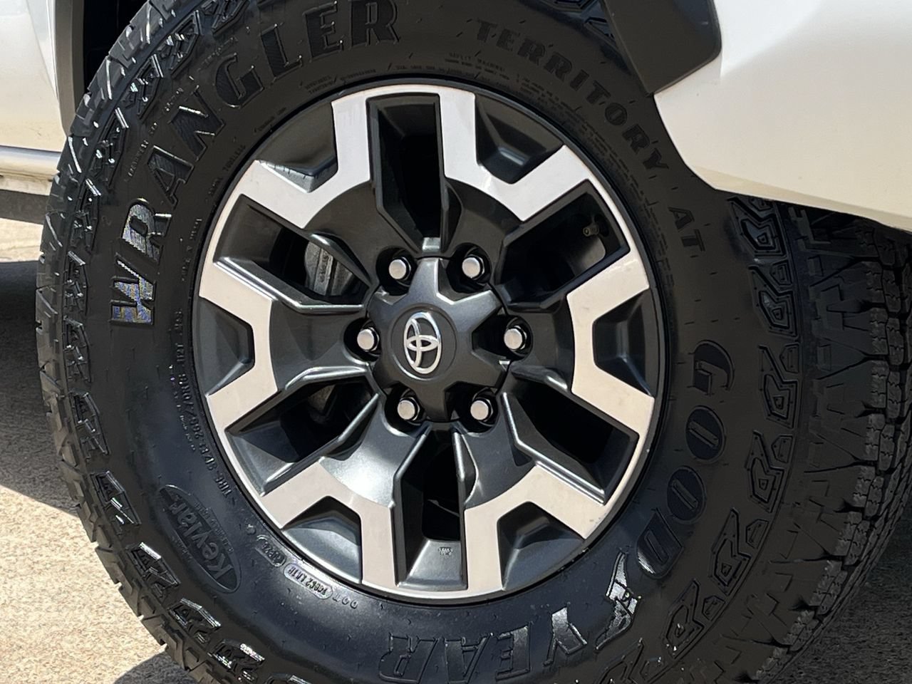 Used 2023 Toyota Tacoma TRD Off-Road w/ Technology Package AWD/4WD image 27