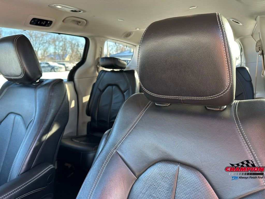 Used 2022 Chrysler Pacifica Touring-L image 13