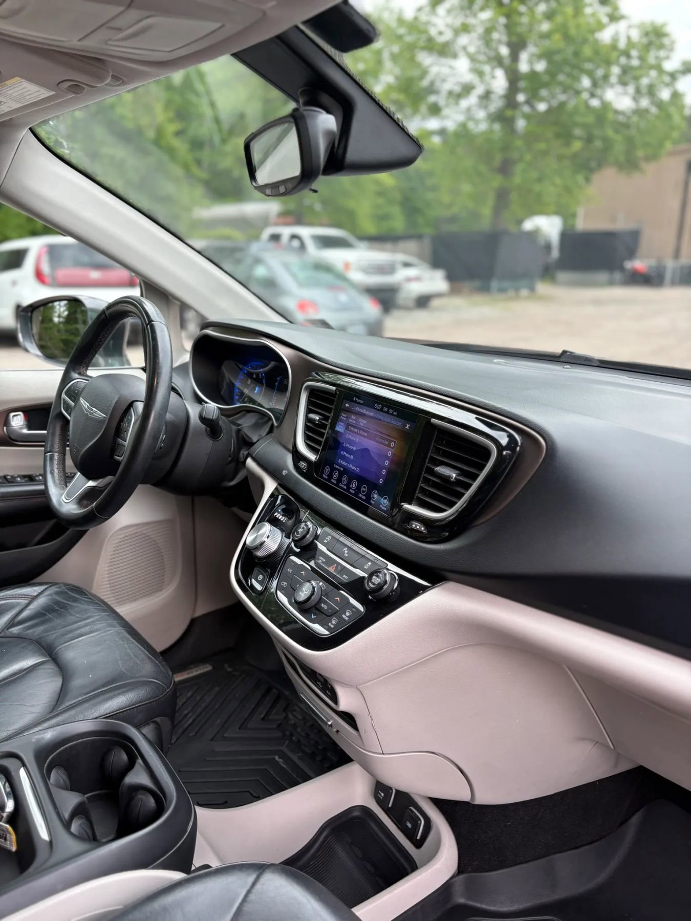 Used 2017 Chrysler Pacifica Touring-L w/ Tire & Wheel Group FWD image 40