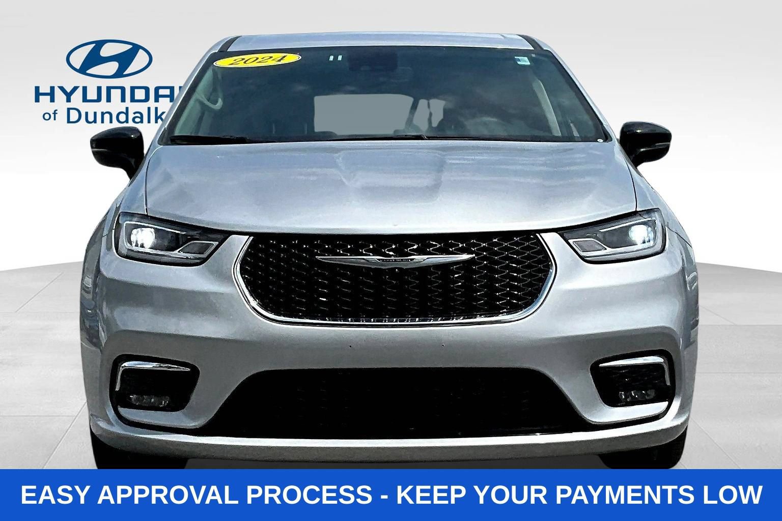 Used 2024 Chrysler Pacifica Touring-L FWD image 2
