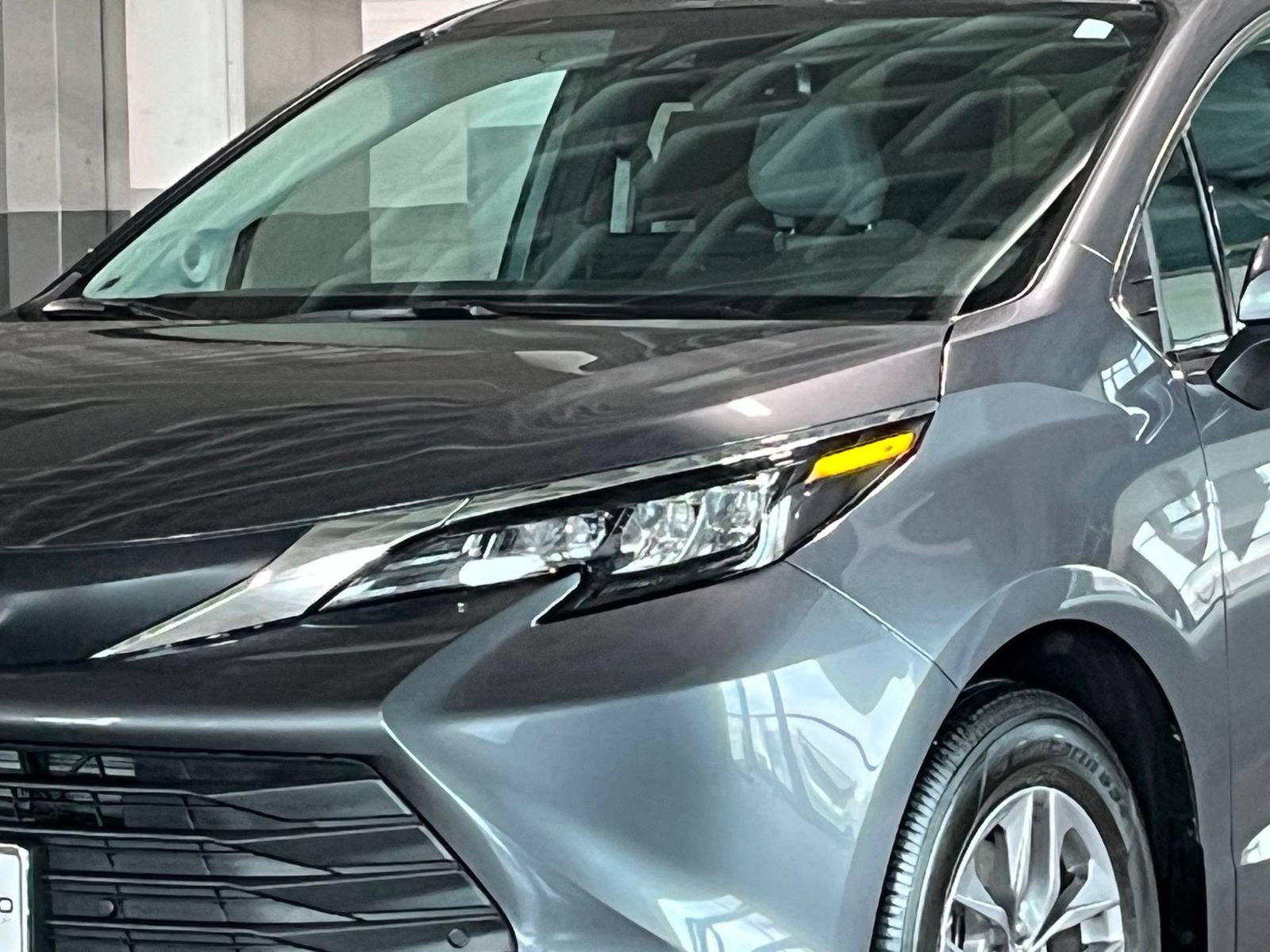 Used 2025 Toyota Sienna XLE w/ XLE Plus Package AWD/4WD image 5