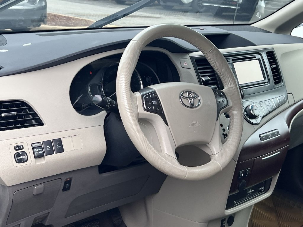 Used 2013 Toyota Sienna XLE w/ Entertainment Pkg FWD image 14