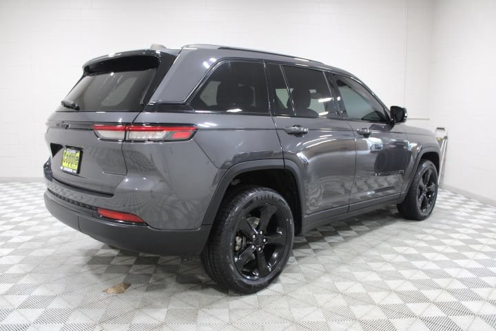 Used 2023 Jeep Grand Cherokee Altitude AWD/4WD image 11