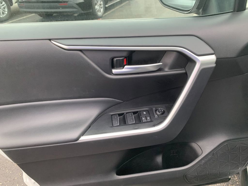 Used 2025 Toyota RAV4 XLE image 12