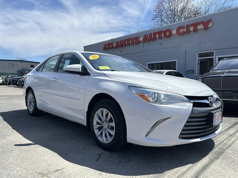 Used 2016 Toyota Camry LE FWD image 3