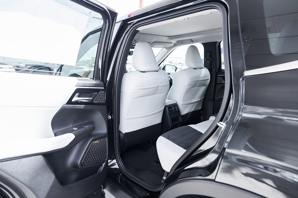 New 2025 Mitsubishi Outlander SE image 17