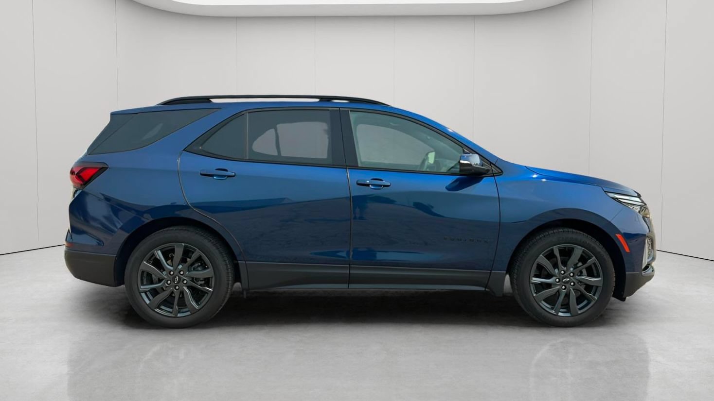 Used 2023 Chevrolet Equinox RS w/ RS Leather Package FWD image 3