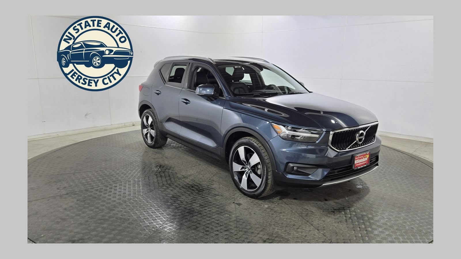 Used 2022 Volvo XC40 T5 Momentum w/ Premium Package