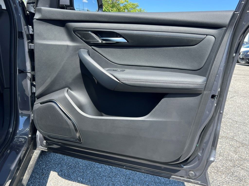 New 2025 VinFast VF 8 Eco image 10