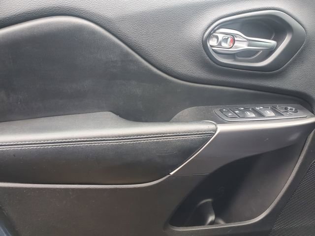 Used 2019 Jeep Cherokee Latitude w/ Popular Appearance Group image 16