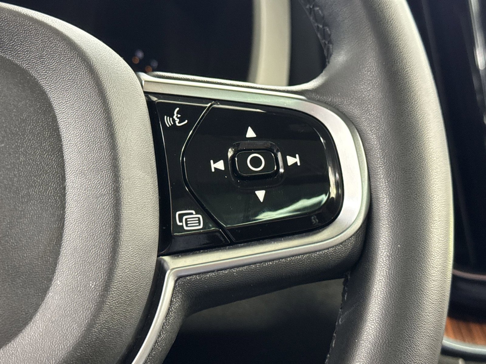 Used 2023 Volvo XC60 B5 Plus w/ Climate Package image 36